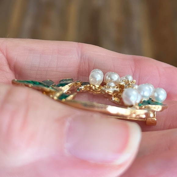 Brooch, wreath, NIP, green,gold& white, circular, 1.5” diam. all year usage - Picture 3 of 9